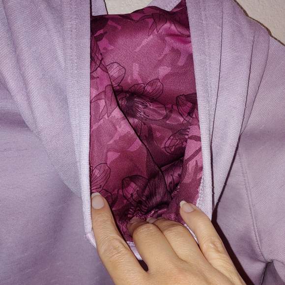 Youth medium girls under Armour pullover hoodie - Picture 4 of 8